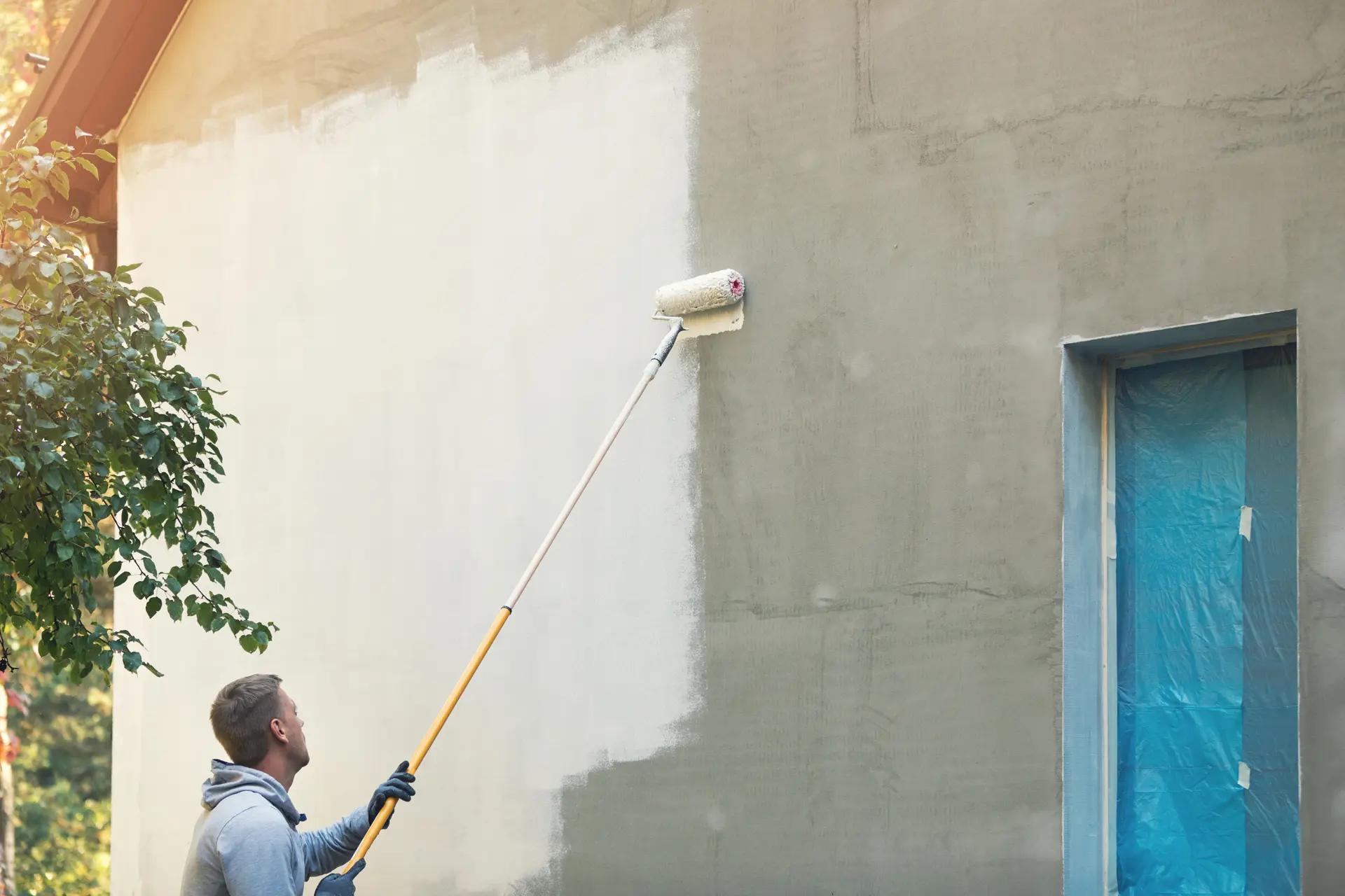 Pintor trabajando en una fachada en Ibiza